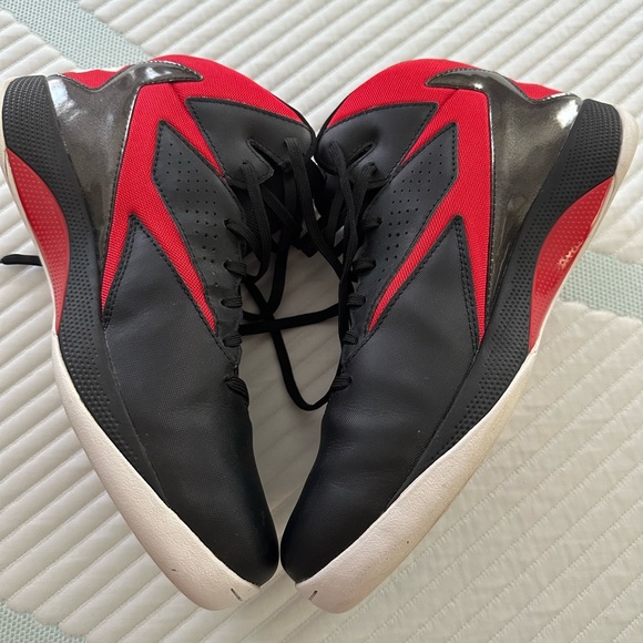 Under Armour basketball shoes. - Picture 6 of 6